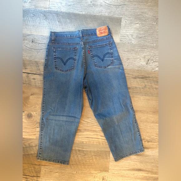 Perfectly Slimming Levi’s Cropped Denim Jeans 12 - Picture 6 of 13